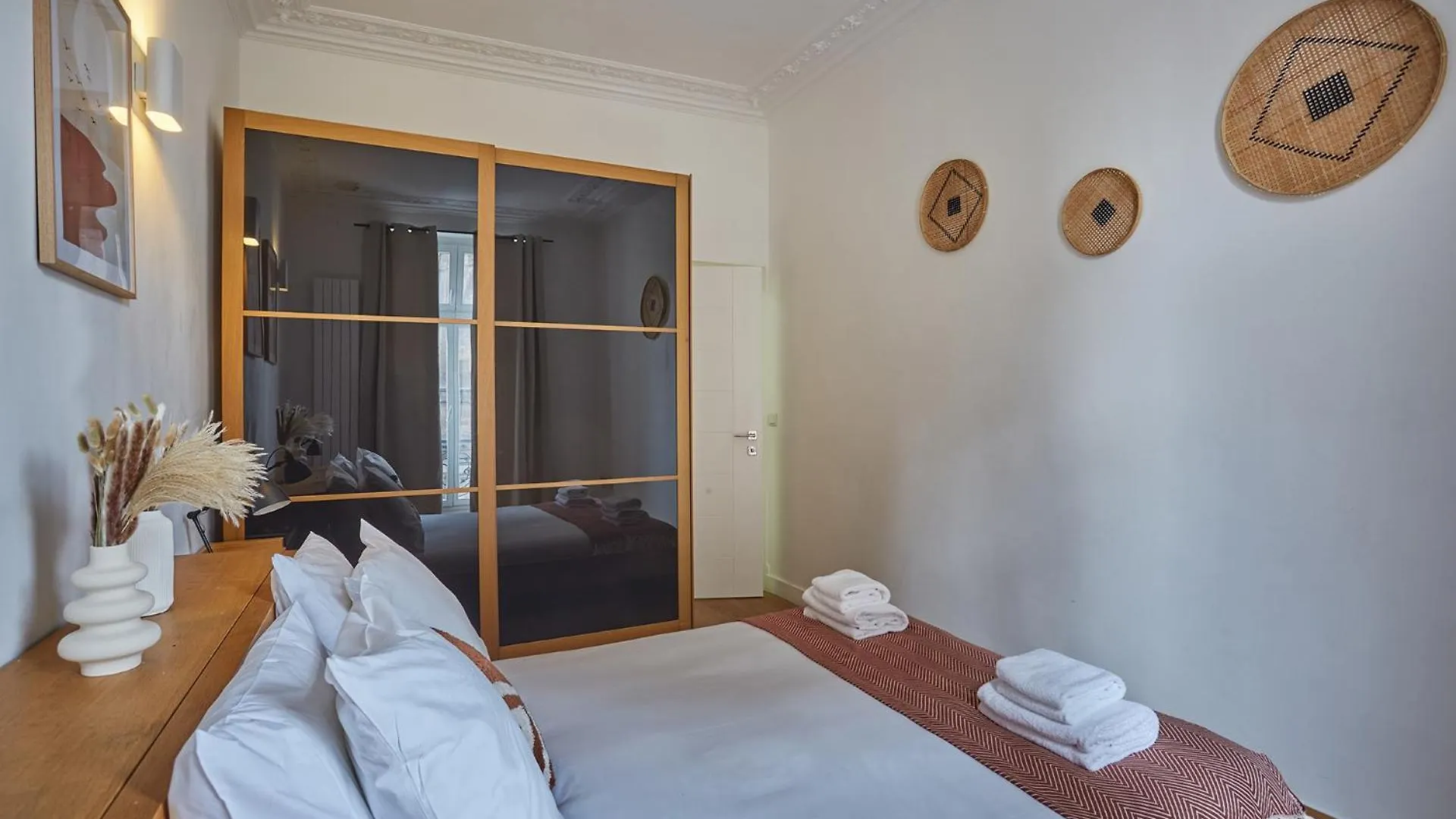 Apartment Center Of Paris Montmartre By Studio Prestige