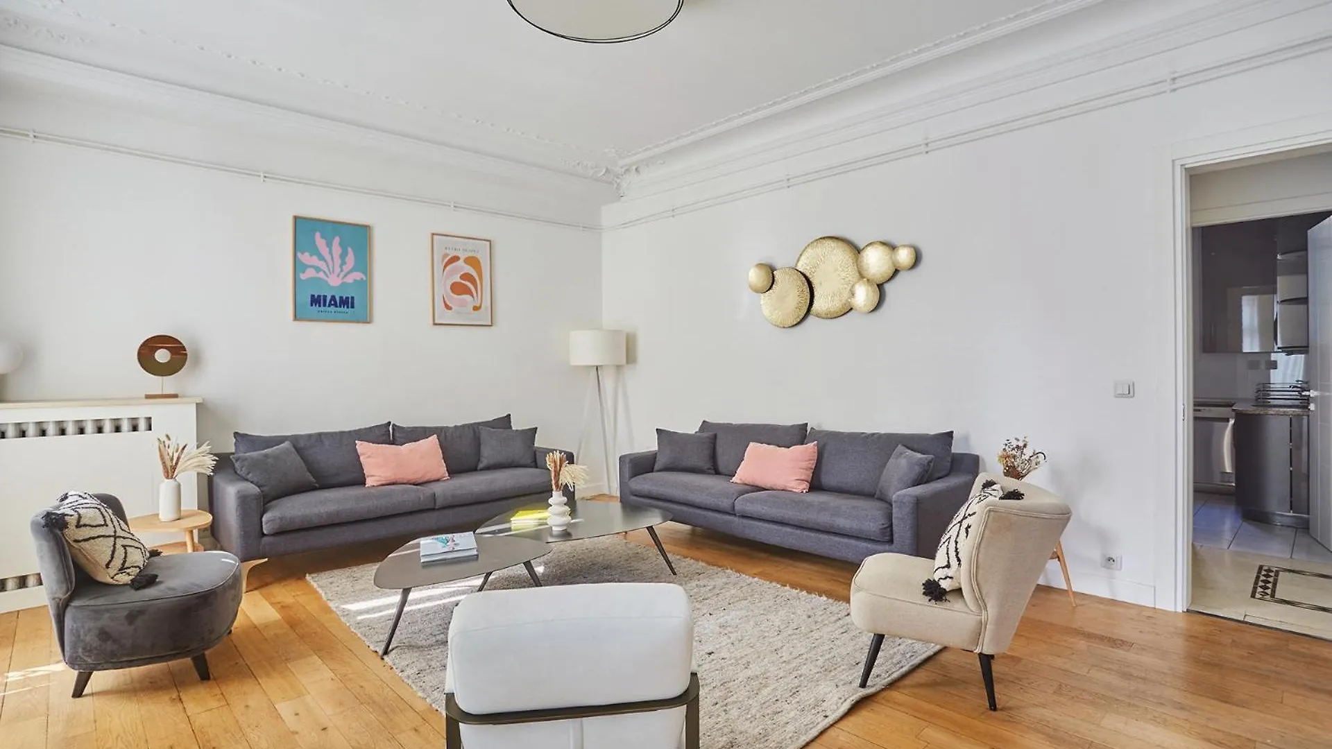 Apartment Center Of Paris Montmartre By Studio Prestige contacts